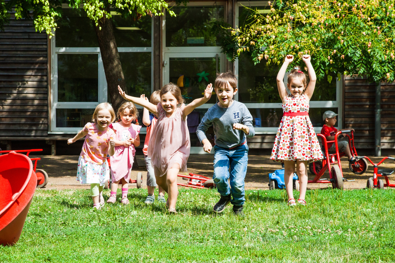 Kinder spielen im Garten